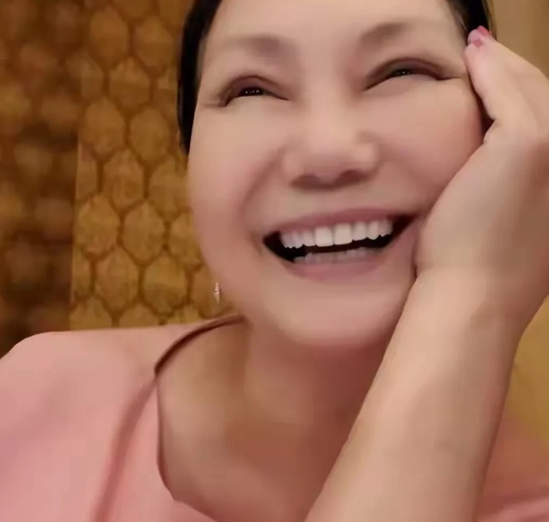 终于明白，为何2月11日，S妈黄春梅发笑脸了？为何她说“把悲伤留给自己了”？
