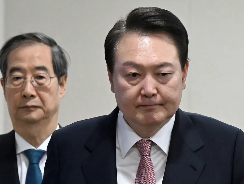 完蛋了！韩国警方和公调处这次丢大人了！
韩国警方派出3000多名警员协助公调处数