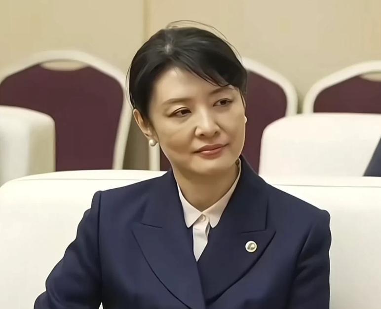 现在的周涛和以前大不一样了。
如今的她看上去没有亲切感了。
之前的主持可谓是让人