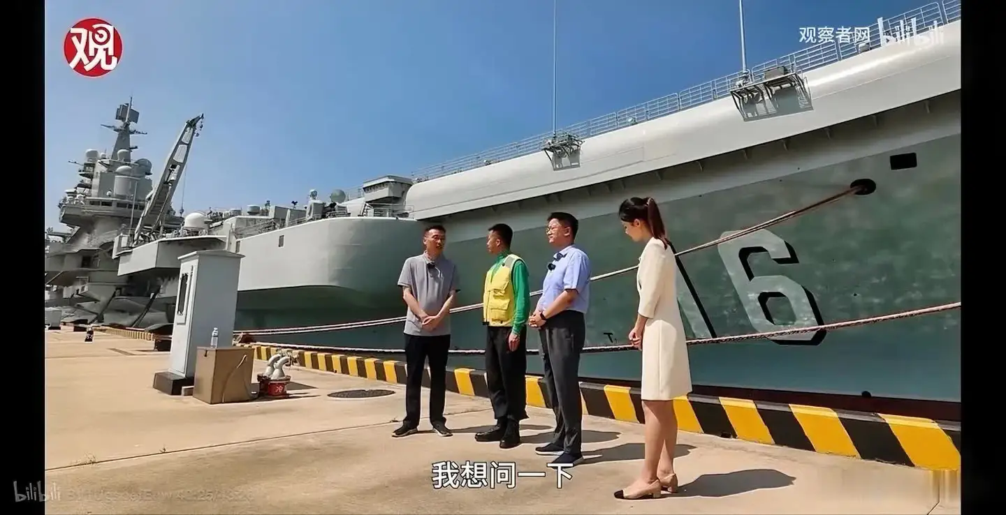 其实我也想问一下，50000多吨的辽宁舰，甲板距水面至少有15米，你们愣是给拍成