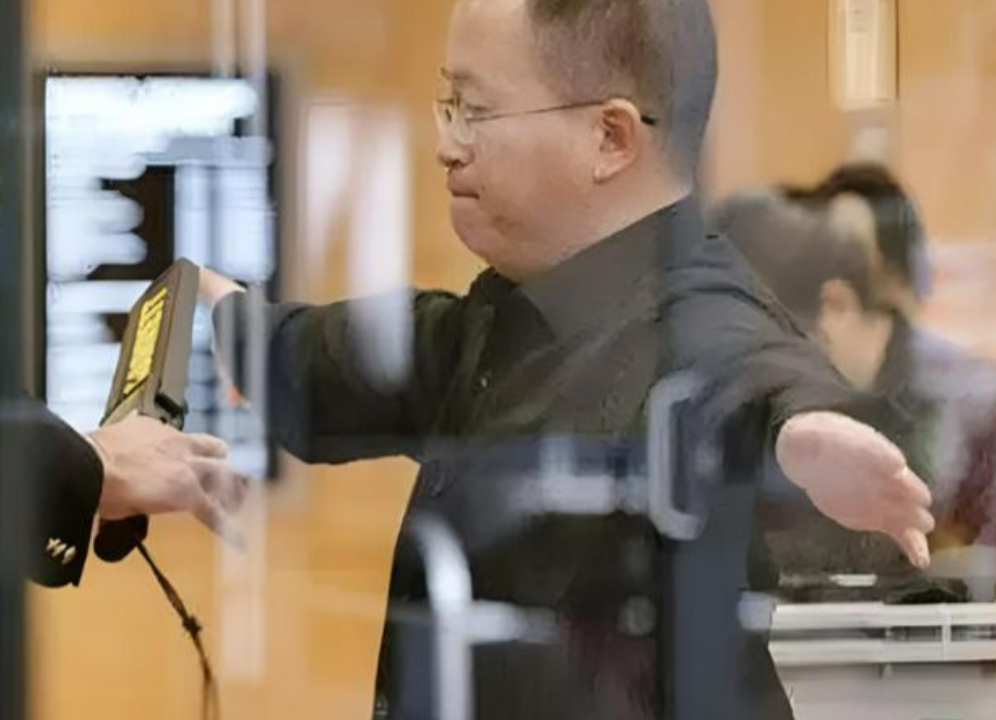 顶级芯片专家张浩在被美国陷害关押9年之后回国，虽然回来了，但是人生中最美好的年龄