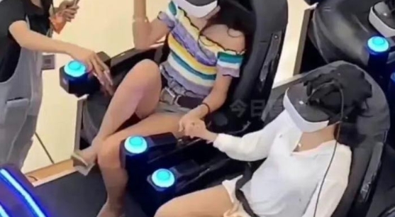 广东揭阳发生一件令人哭笑不得的事，在一商场里，2名美女小姐姐十分沉浸地在玩VR体