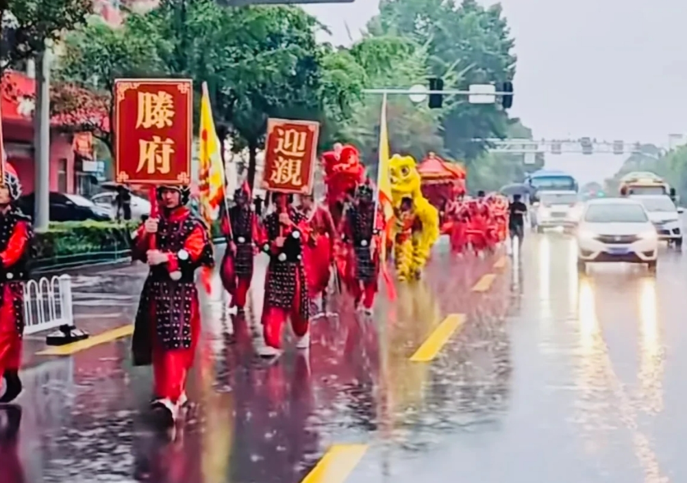 山东临沂，暴雨中惊现八抬大轿迎亲，迎亲团队：寓意顺风又顺水！

很多地方都有这说