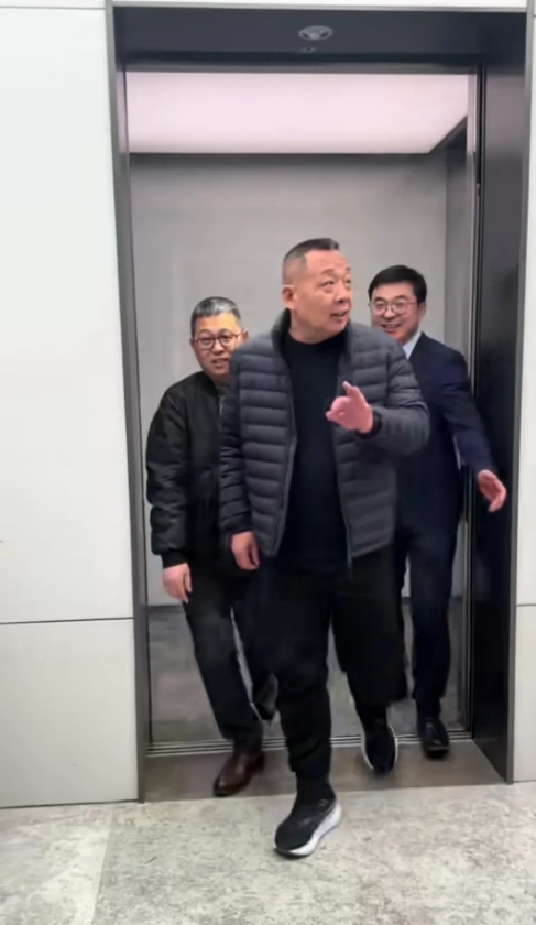 于东来到郑州正弘城，刘总亲自接待，两人站在沙盘前讨论。这是双方要合作了吗？不是，