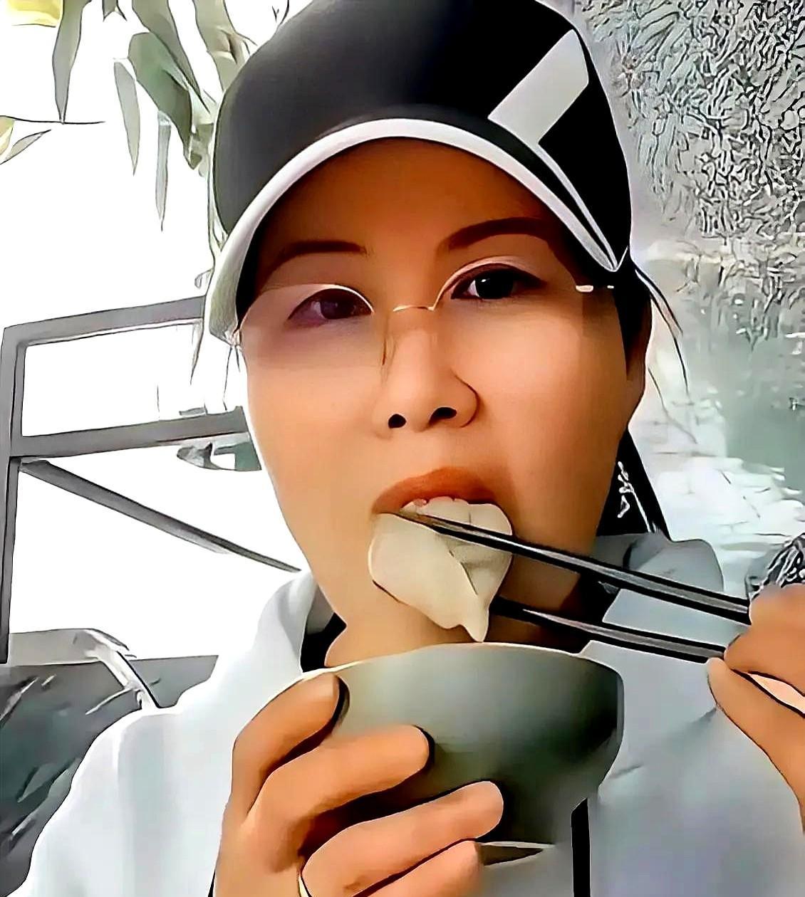 汪家保姆小杨阿姨一条视频，直接让网友破防！
是因为东家对保姆好，所以保姆才真心真