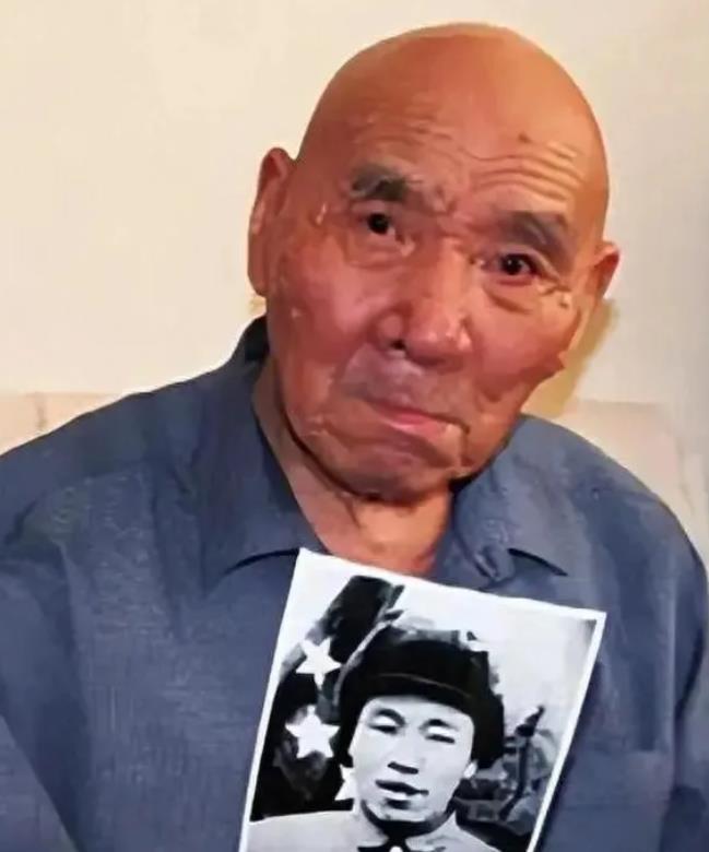 1951年，20多辆美军坦克，向志愿军阵地冲了过来，炮兵们原地打转，没有命令无人