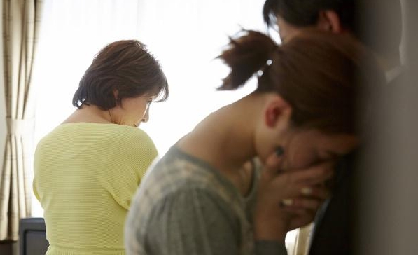 山西，女子坐月子期间，婆婆对她不管不问，说是住不惯楼房。孩子上学后，女子打算买房