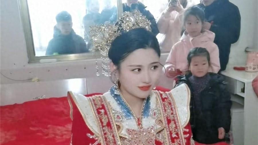 网络热搜：8月孕肚新娘，闺蜜意外爆红！这气质，绝了！