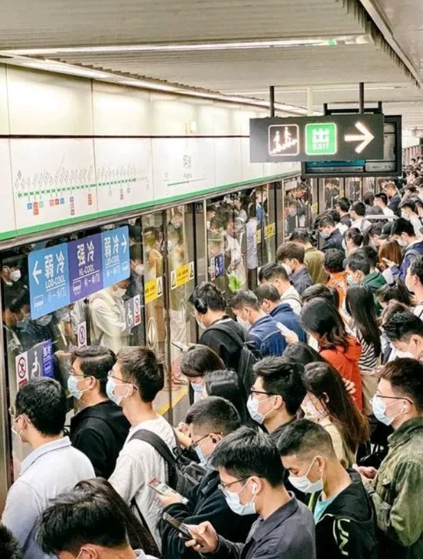 上海，一七旬老太携子乘坐地铁过程中，与12岁女孩因抢座位发生冲突，在此过程中他们