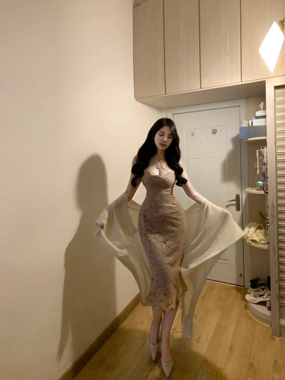 自信优雅风
身着蕾丝裙，我就是今日的优雅女王
看我这精致蕾丝裙，尽显优雅风情
穿