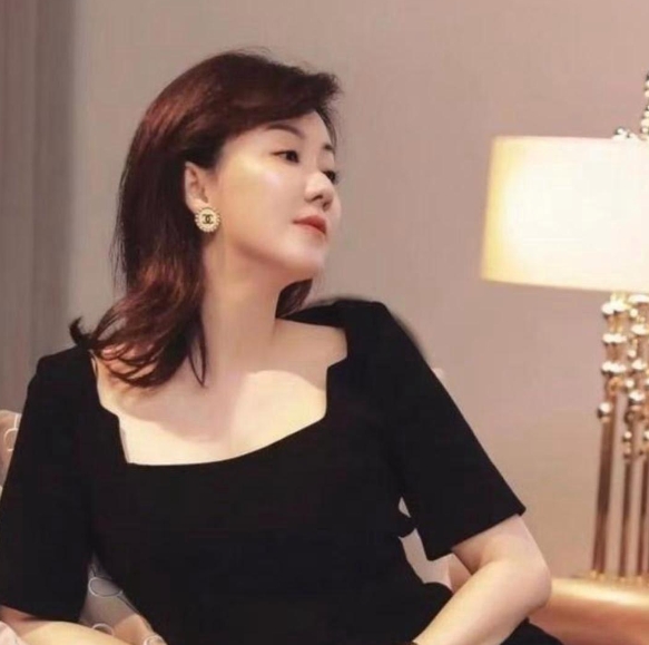 山东一女子，丈夫在外打工。一男子酒后翻墙进入她家，强迫她脱裤子。女人不脱，两人扭