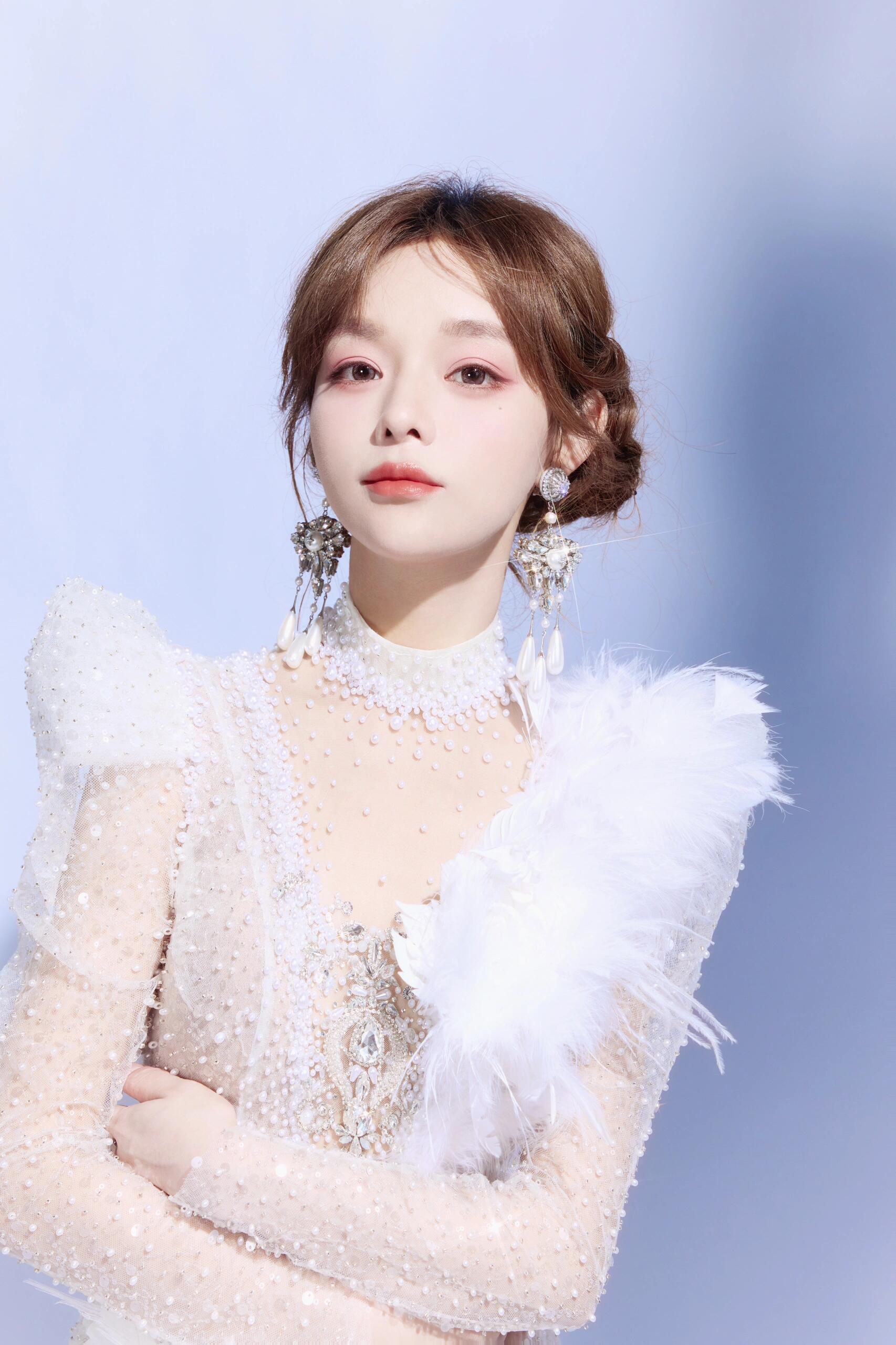 黄霄雲是一位才华横溢的女歌手和演员