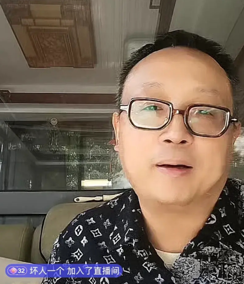 陈伟在直播间说：音乐人就应该大度，允许人家传唱。他提到刘德华唱了几十年，有些作品