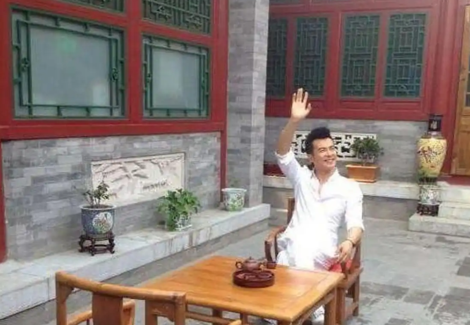 当年，于波用260万买下雍和宫旁边的两座四合院，在几年后，一个朋友出价6亿，要买