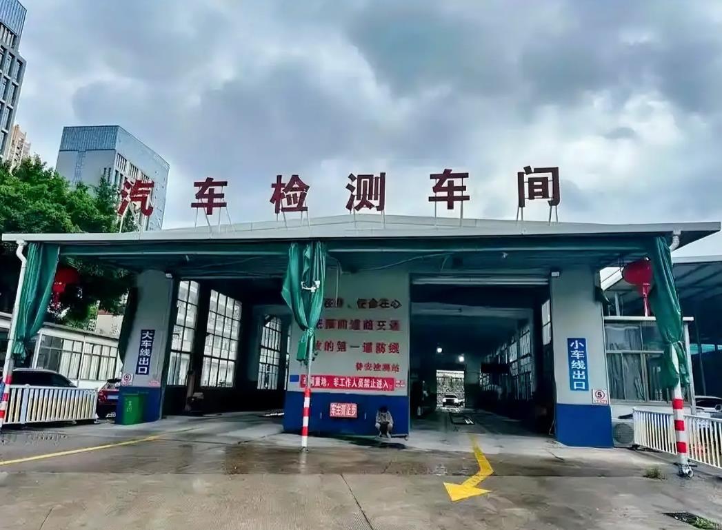 央视曝光！黑心年检黄牛
近日，央视曝光所谓的车险黄牛，在他们口中合格的车辆也会变