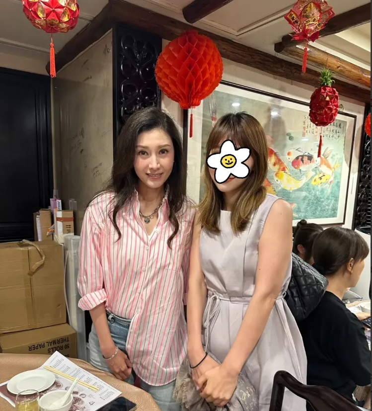 李嘉欣的近照，她的皮肤白皙，身材曼妙，而且她的面部轮廓很流畅，五官比例居然能超越