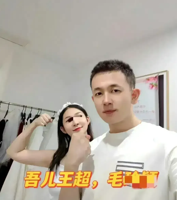 妻子出轨，丈夫自杀，刚刚，男子妈妈，更新动态，说，谢谢网友给我儿子献花。  翻看