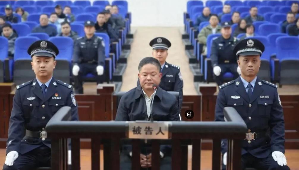 “一霸手”刘文新一审被判死缓。刘文新的死缓，还有两个特别的说明“不得减刑、假释”