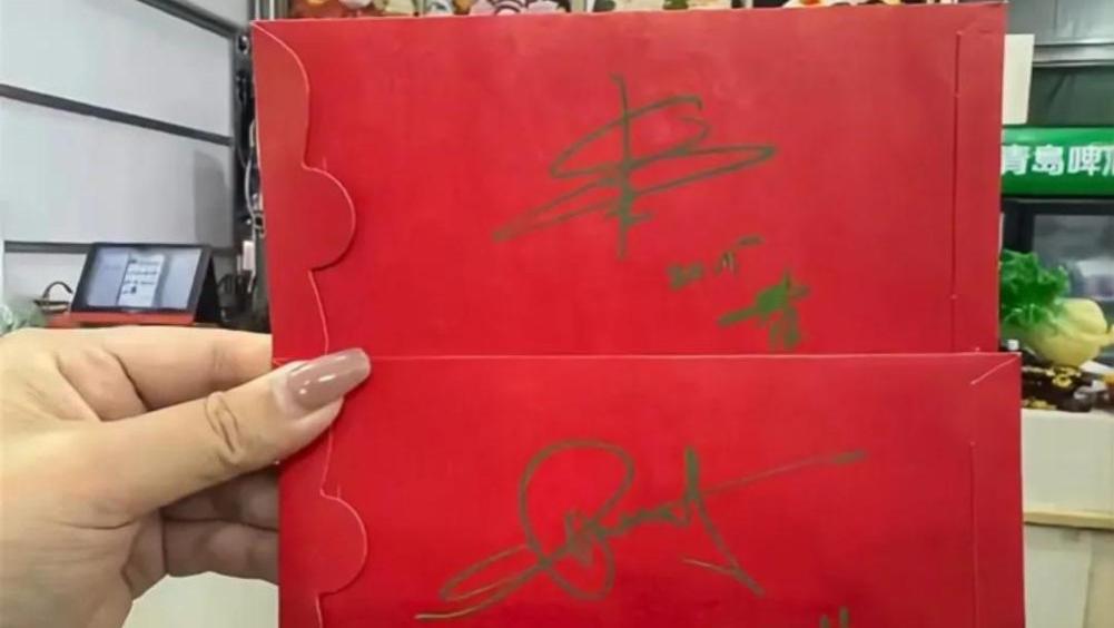 金世佳袁姗姗海南聚餐，低调吃路边摊火锅，袁姗姗素颜面容变样了