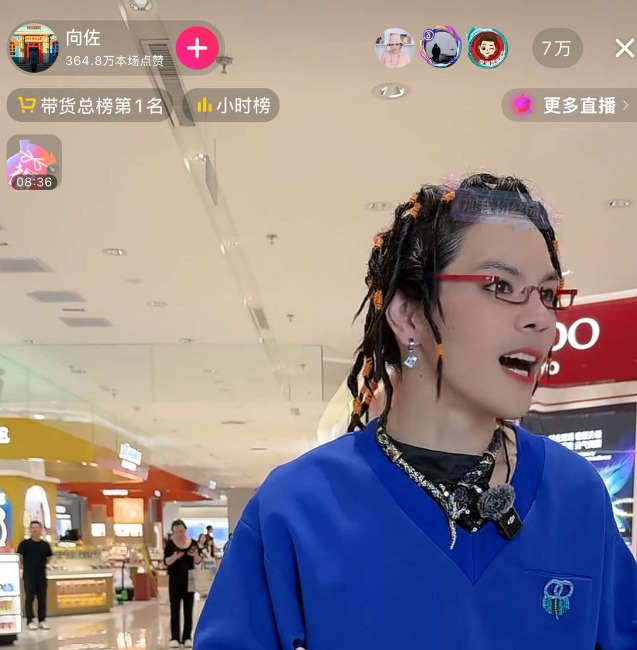 搞不懂，他家都这么有钱了，不去环游世界吃喝玩乐混吃等死，还搞直播，我要是他，我直