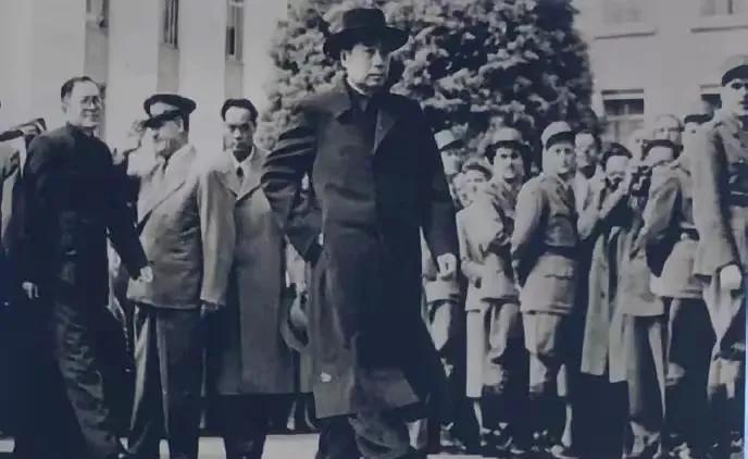 这是1954年4月，周总理参加日内瓦会议时所照，看看后面那些人凝视的眼神就知道了