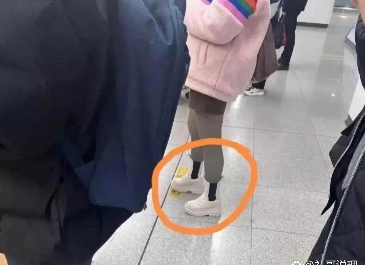 地铁站偶遇一位小姐姐，本来一脸同情的瞅着她的，结果……怪我眼拙，草率了，难道就没