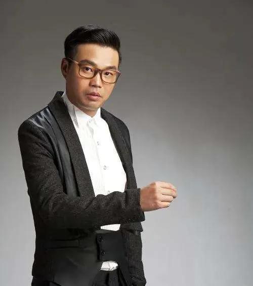 2014年，39岁的王迅狠心抛弃十年妻子转身就和小18岁的90后辣妹王依梓火速领
