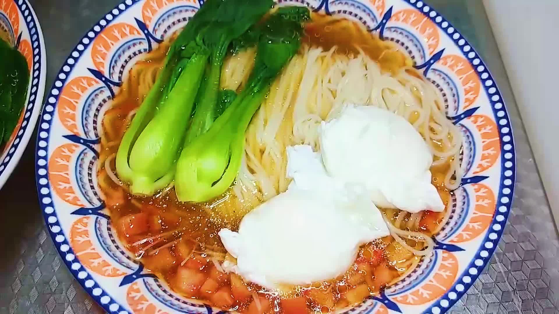 当她第一次踏入婆家,满怀期待地想要融入这个新的家庭时,却被婆婆冷淡的态度和寒酸的