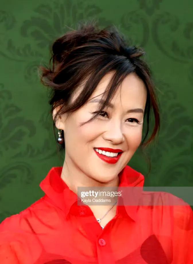 她比陈冲聪明多了，同样是嫁外国老公，同样是美国国籍，她就不舔欧美圈，一直在中国拍