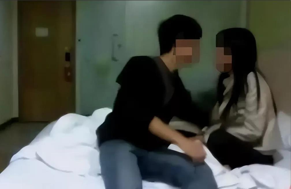 上海，已婚男子约女网友宾馆开房，第二天一早，男子见女网友睡的正香，便独自离开。期