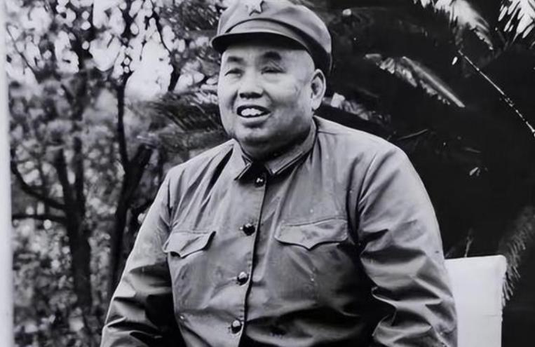 在许世友被关押的时候，第二任妻子雷明珍和他提出离婚，许世友当即同意。后来许世友复