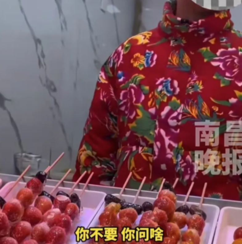 山东济南，芙蓉街上，一名好心的女子看到一个小男孩在寒风中帮父母卖糖葫芦，心生怜悯