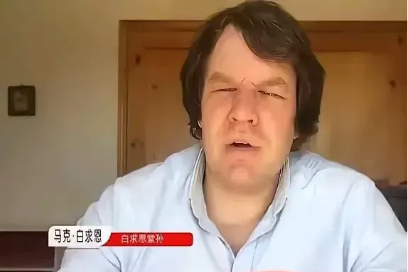 这是我看到的最泪目的新闻。  
诺尔曼·白求恩的孙子马克·白求恩来到中国，抱着试