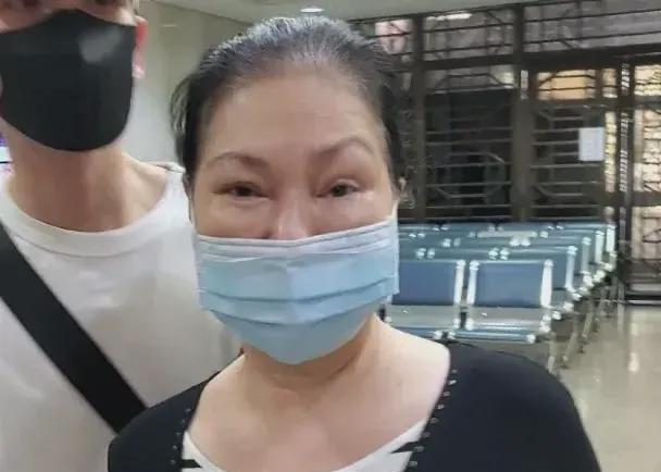 大S妈妈黄春梅这一辈子啊……
18岁之前，她是在酒楼端盘倒水的乡下打工妹
19岁