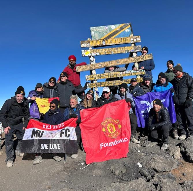 曼联球迷成功登顶乞力马扎罗山，这是非洲的第一高山峰、世界最高的孤峰，这一次是曼联