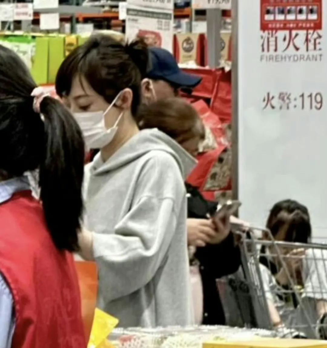 5月19日，女演员孙俪突然冲上了热搜，只因为有网友在超市偶遇了孙俪独自一人穿着灰
