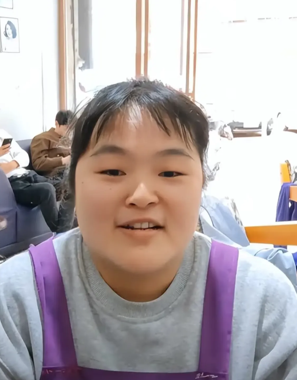 湖南一理发师因“听得懂话”爆火

1. 理发师的耳朵，成了网红的门槛，一句“听得