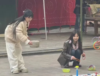 李子柒，34岁，短视频博主。

王冰冰，34岁，央视记者，主持人。

11月20