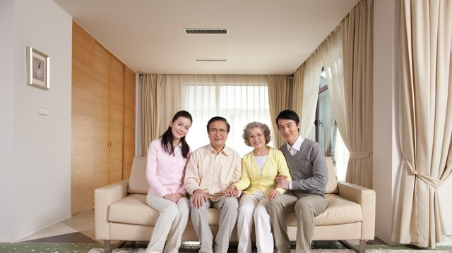 我是住家保姆，两位老人很客气，儿子从美国回来，我吃螃蟹被抢走