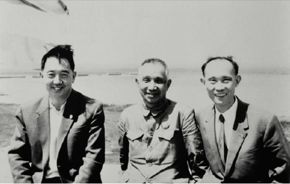 1972年，军事科学院副院长粟裕大将去看病，司机小温正开着车。突然，小温对警卫员