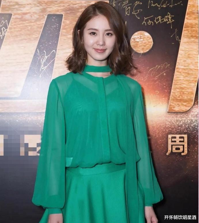 刘诗诗再次改变了自我，身穿绿色连衣裙尽显女性风姿！（刘诗诗穿搭技巧）-第1张图片-九妖电影