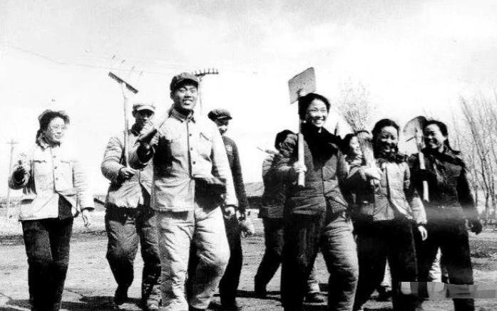 1977年，知青谢炳义为一位乞丐购买了两大碗面条，不料，这位女乞丐却开始尾随他，