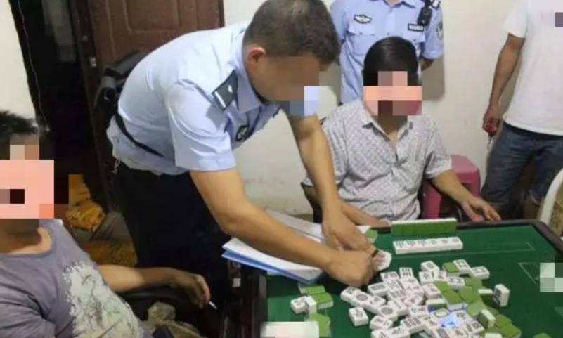 甘肃庆阳，一男子邀请朋友来家中打麻将，然后分给每人500元筹码，并约定谁赢了谁请