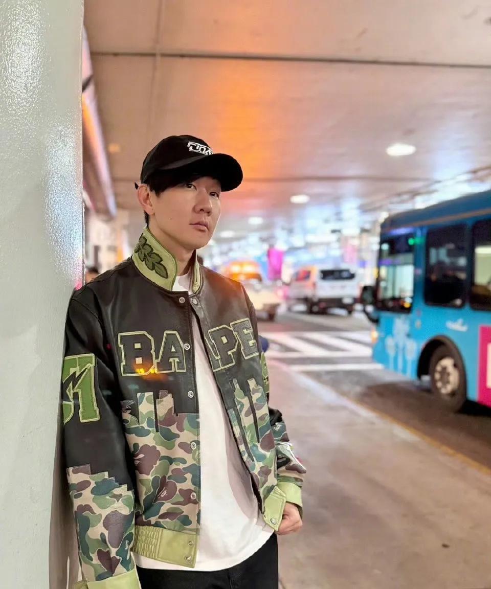 林俊杰引发热议！
2月6日，林俊杰突然引发了热议，起因是有粉丝因为他要谈恋爱就脱