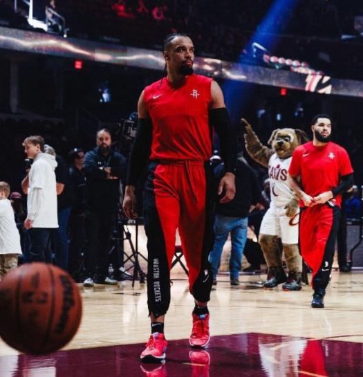 我们也看到了，本赛季前半段，火箭队的防守可以说是联盟顶级的水平，而现在多位球员缺