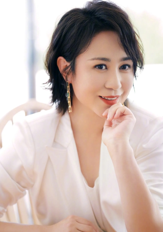 马丽的小姨对马丽说:“我得给儿子攒钱买房娶媳妇，没房人家女孩不嫁！”马丽就奇怪了