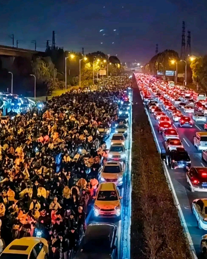 25万人夜骑开封，造成的负面影响显现出来了！

1、夜骑所经之处垃圾多、绿化带受