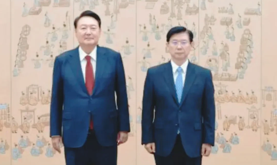 快报！快报！
韩国传来新消息！
韩国总统警卫处处长朴钟俊，副处长金成勋，因为“妨