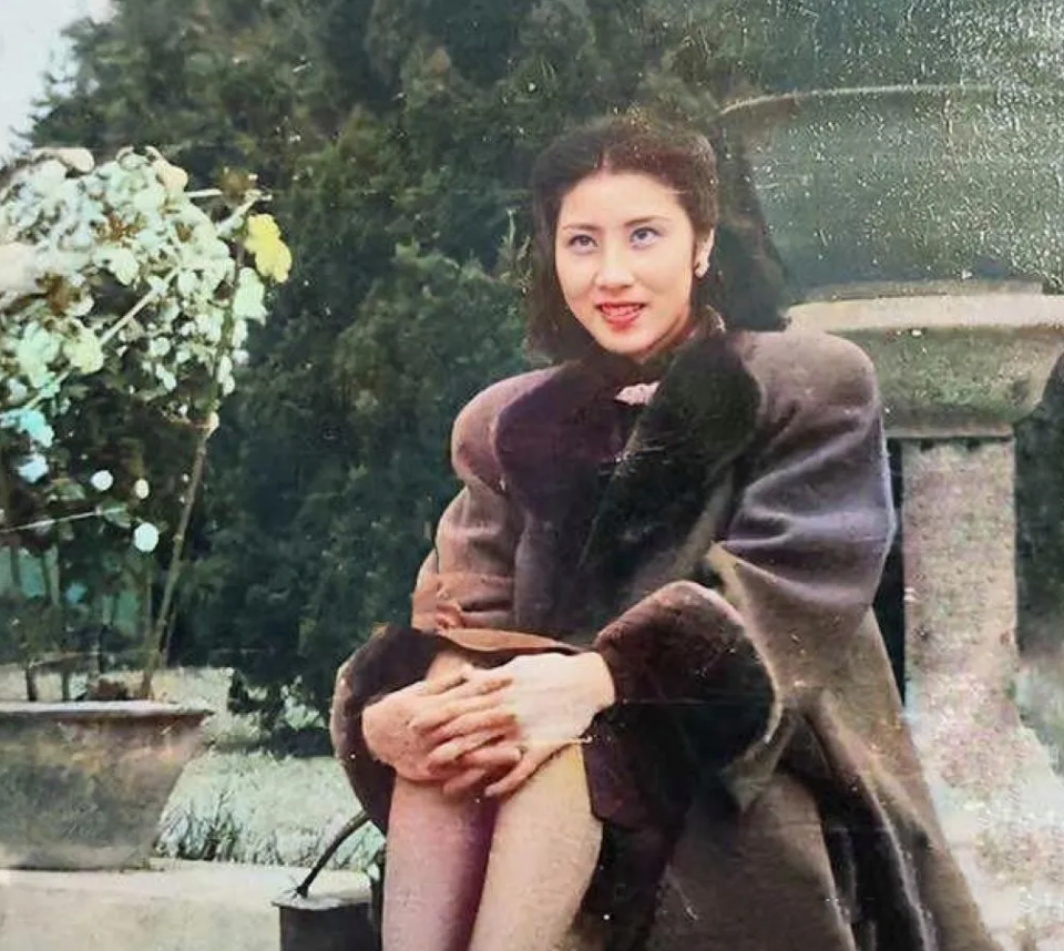 下面照片上的女人就是张灵甫的妻子王玉龄，是不是特别的漂亮有气质呢？
张灵甫和王玉