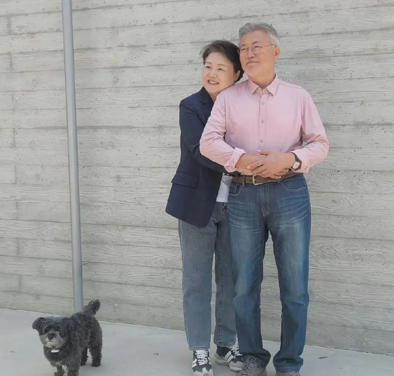 网友说，金正淑好爱好爱文在寅，是恋爱脑，一直在笑。
粉丝a说，嫁给这样老公，我也
